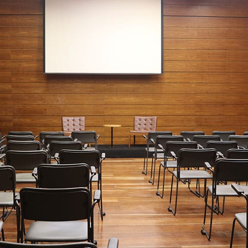 Auditório Unibes Cultural com tela de projeção
